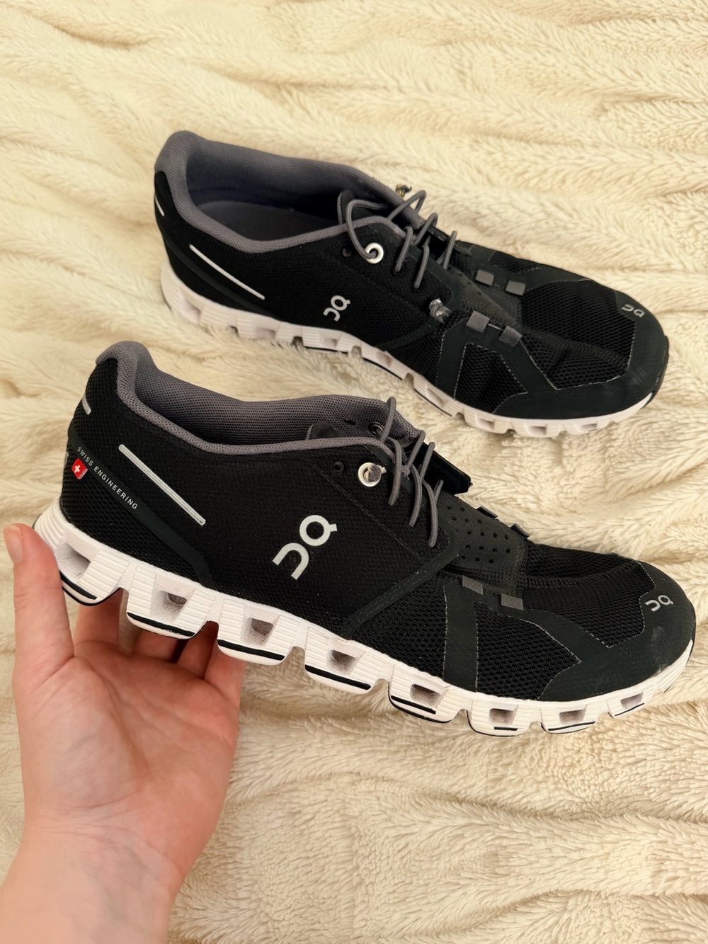 On Cloud running shoes black/white Classic style sneakers women’s Sz 9